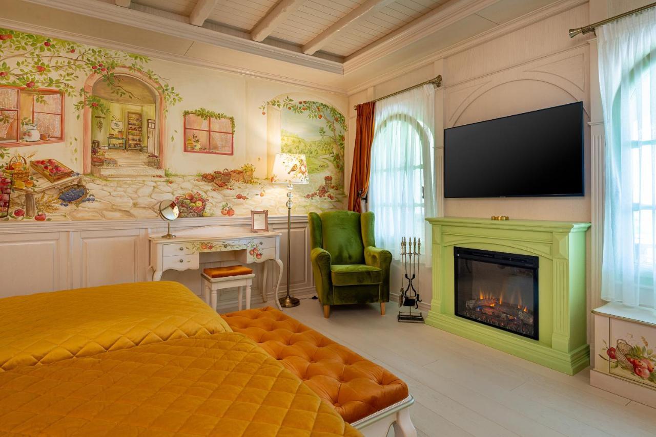 Casa Timis - Wellness & Spa Resort Chitorani Eksteriør bilde A bedroom with a fireplace