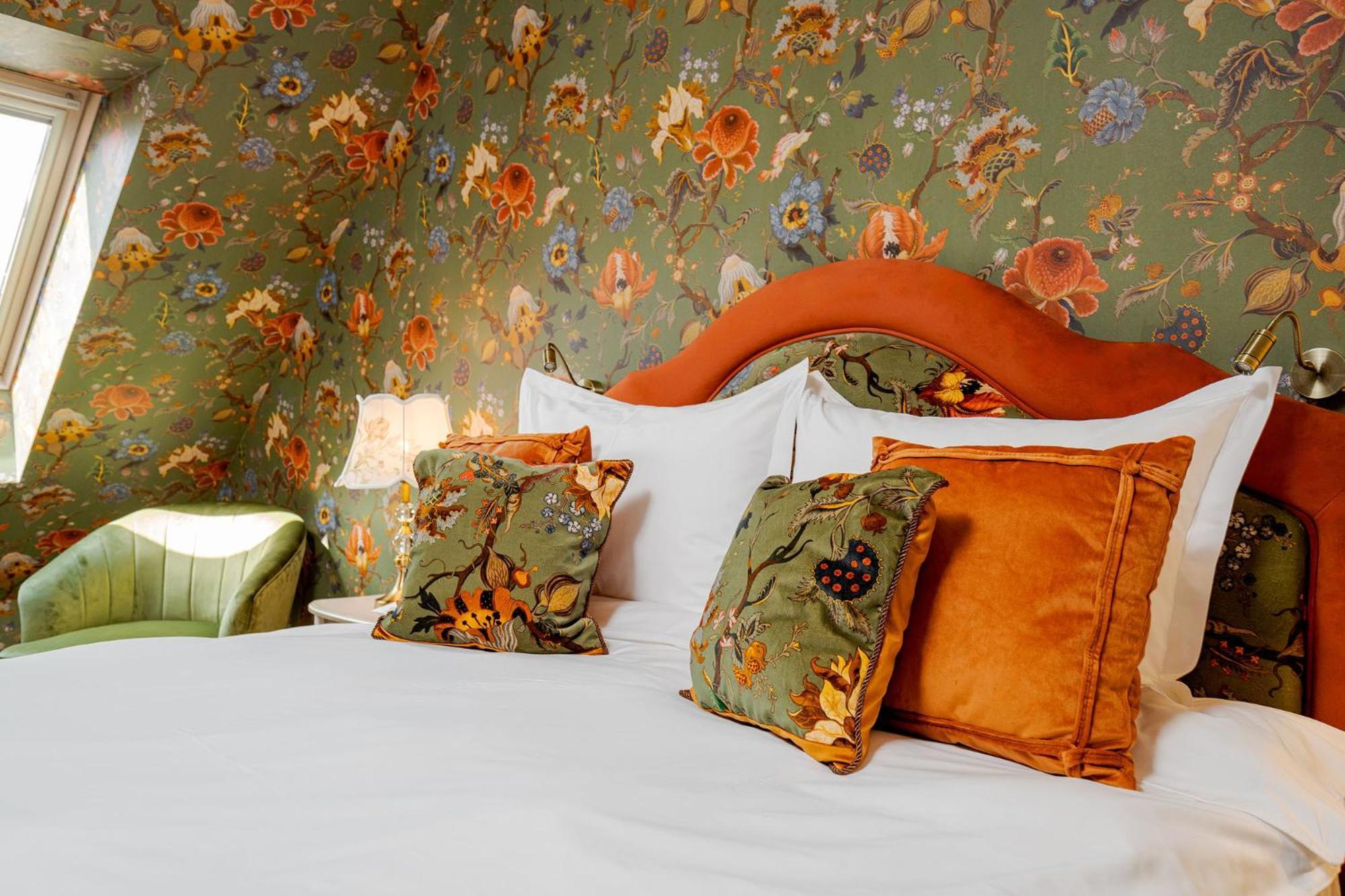 Casa Timis - Wellness & Spa Resort Chitorani Eksteriør bilde A bed with cushions